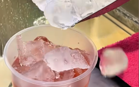 奶茶里的冰块比马桶水还脏？网红博主“老爸评测”取样13家食用冰块进行两项检测